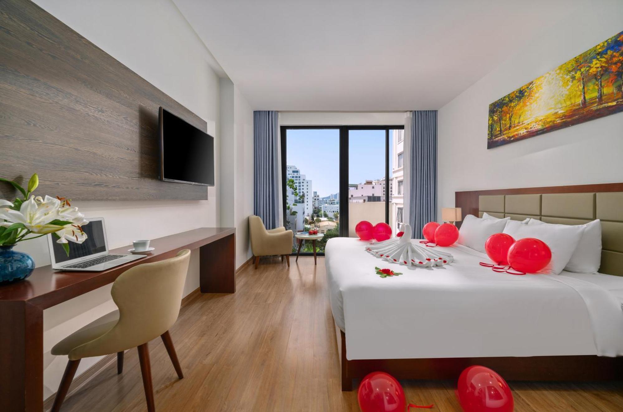 Junior Balcony Double with Bathtub (Welcome Fruit)